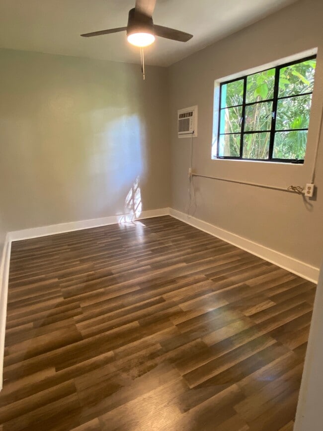 Building Photo - Brooksville Cozy Cottage