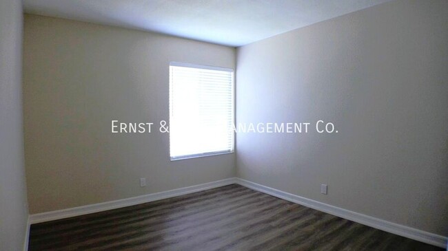 Building Photo - 3707 Country Club Dr