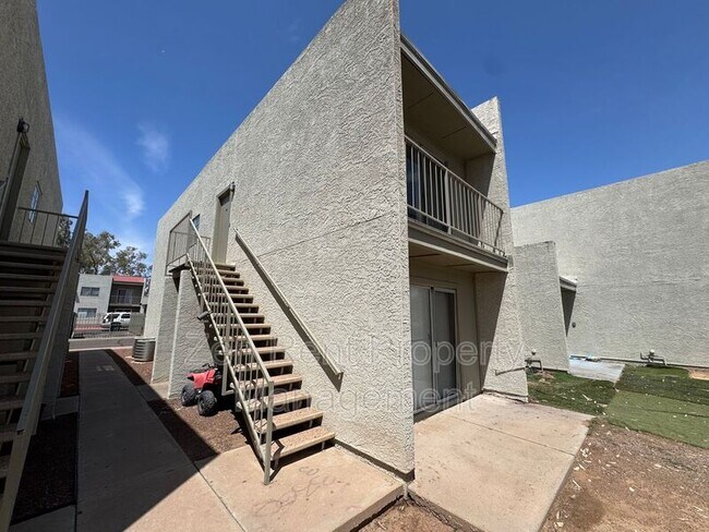 Building Photo - 2843 E Marconi Ave