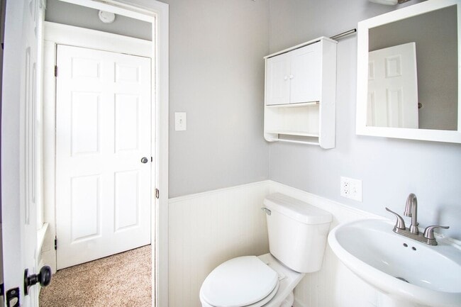 Building Photo - Large 3 Bedroom in Dahlman