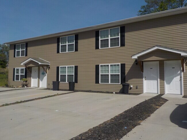 Primary Photo - 1295 Pond St SE