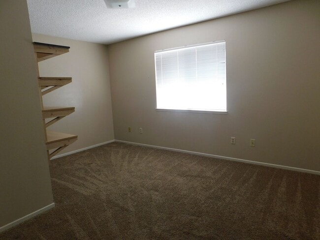 Building Photo - Spacious 3bd 2.5ba Quiet location.