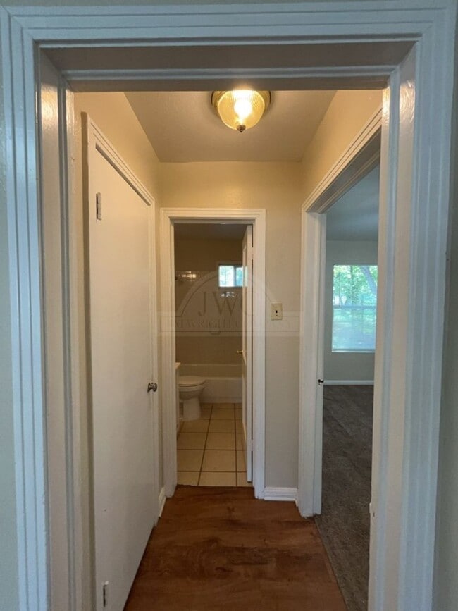 Building Photo - 2-Bedroom Duplex-1606 Duncan Ave