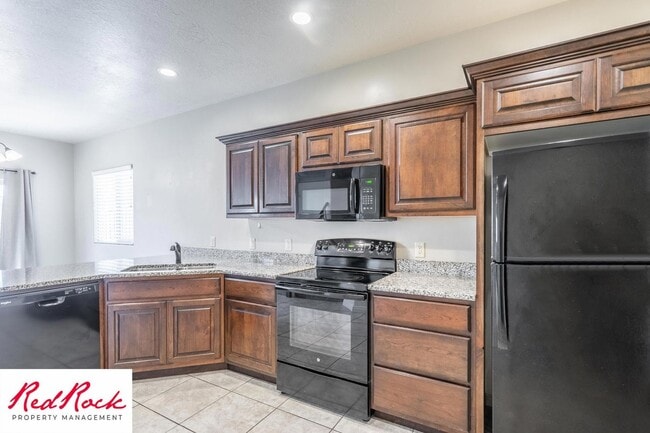 Building Photo - Cozy Townhome with Community Pool