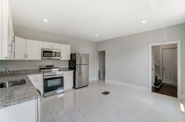 Building Photo - Spacious Four Bedroom in Cincinnati!