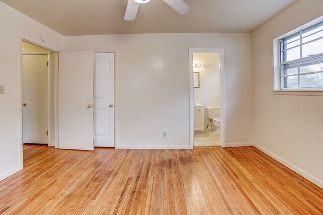 Building Photo - 3 BED 2 BATH! Schedule a tour today!