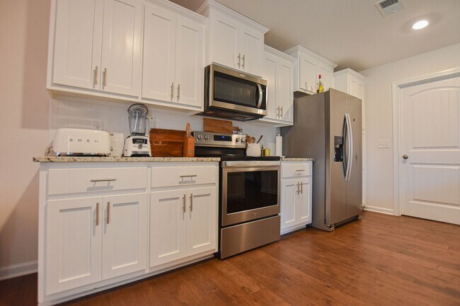 Building Photo - Pet Friendly Three Bedroom!