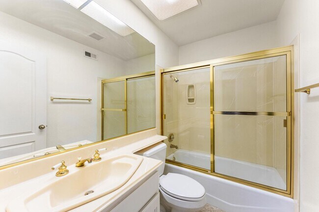 Building Photo - Beautiful Ground Level 2 Bedroom, 2 Bathroom Condo Available Now in Lake Forest!