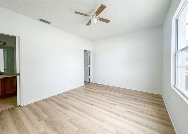 Building Photo - 402 Sunset View Dr