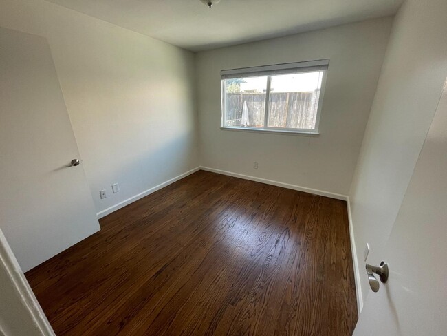 Building Photo - 204 Lauren Ave