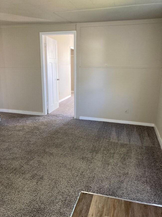 Building Photo - Updated 2 bedroom 1 bathroom home