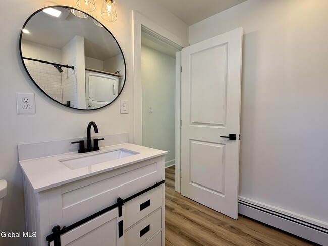 Building Photo - 98 Willow St