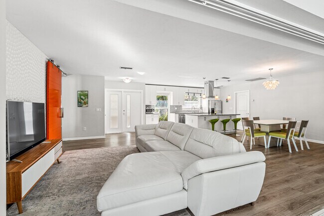 Building Photo - 113 Park Ln E