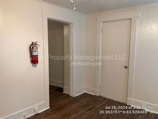 Building Photo - 203 12th St