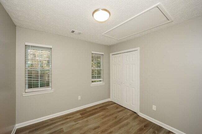 Building Photo - 540 Hillsdale Dr