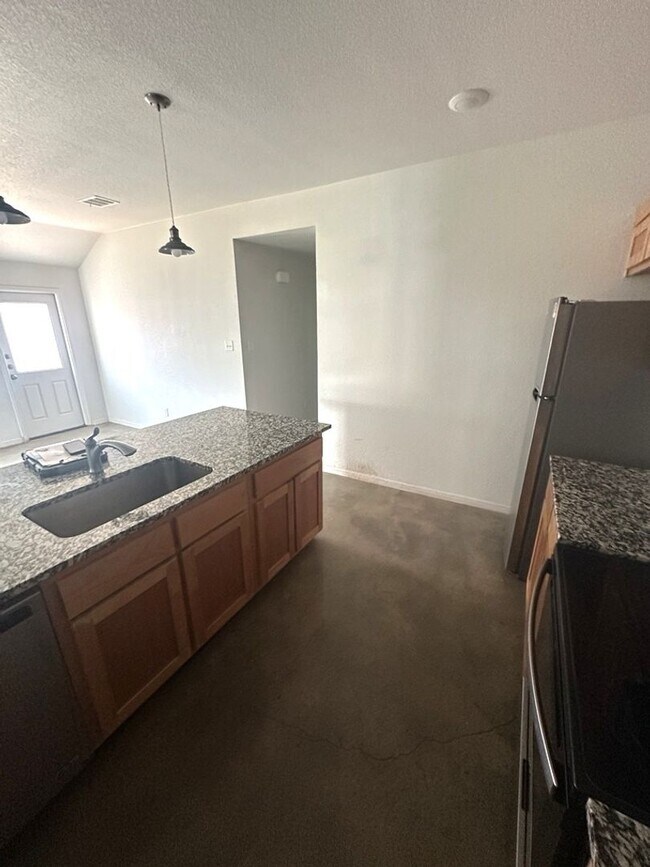 Building Photo - AVAILABLE NOW! (SECTION 8 ACCEPTED)