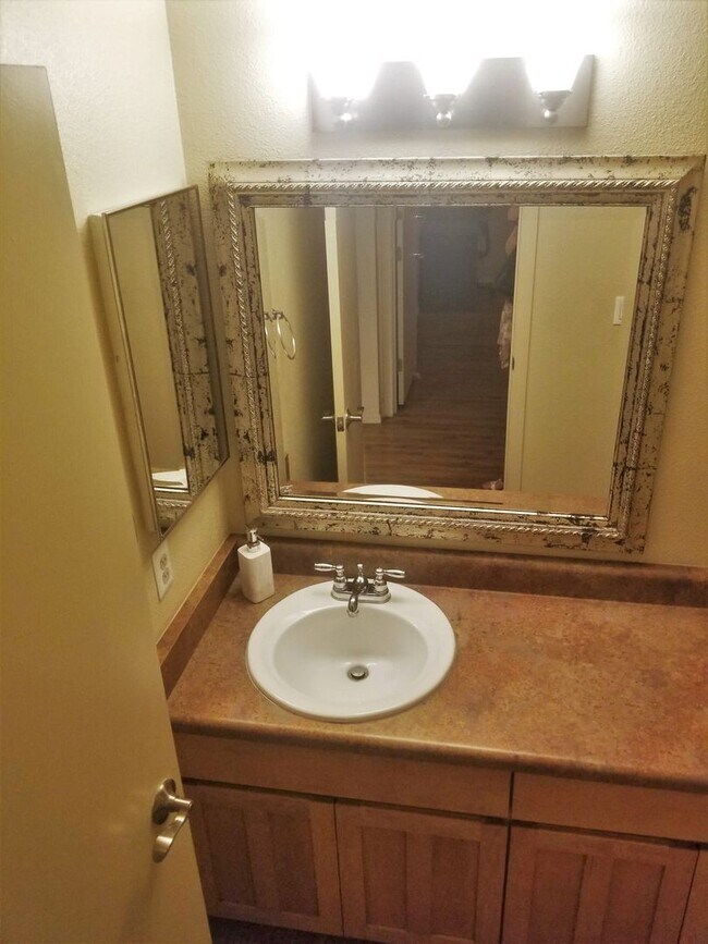 Building Photo - 2bd/2ba West-Flagstaff Condo -End-Unit - N...