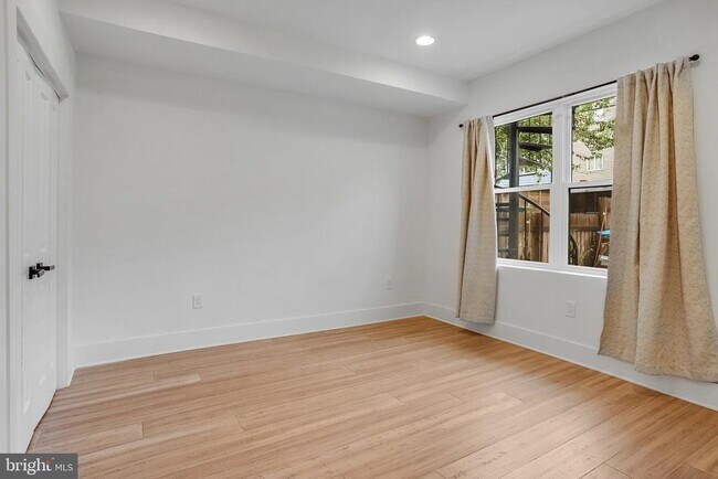 Building Photo - 1225 Raum St NE