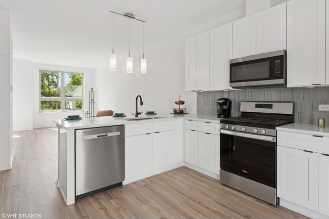 Building Photo - 15653 Lamon Ave