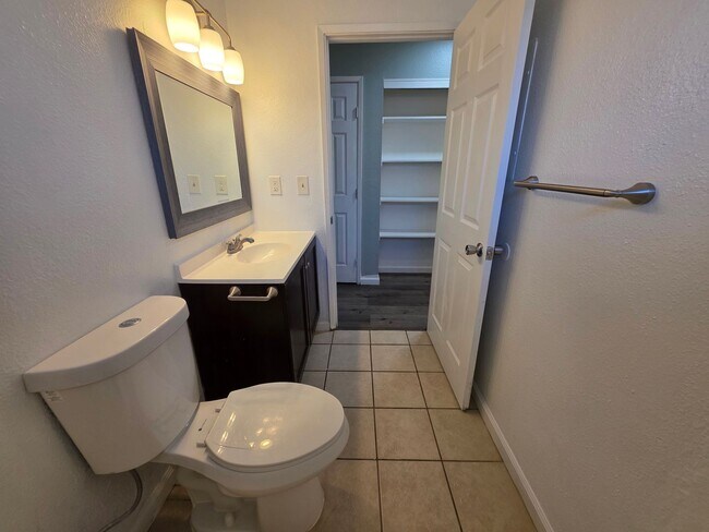 Building Photo - Gareth Ln - Triplex