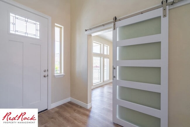 Building Photo - Stunning 4 Bedroom Home. Dog friendly!