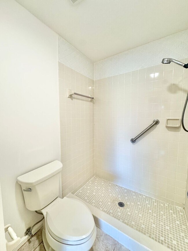 Building Photo - ** ROYAL WOOD ** 2 + DEN / 2 BATH - CONDO ...