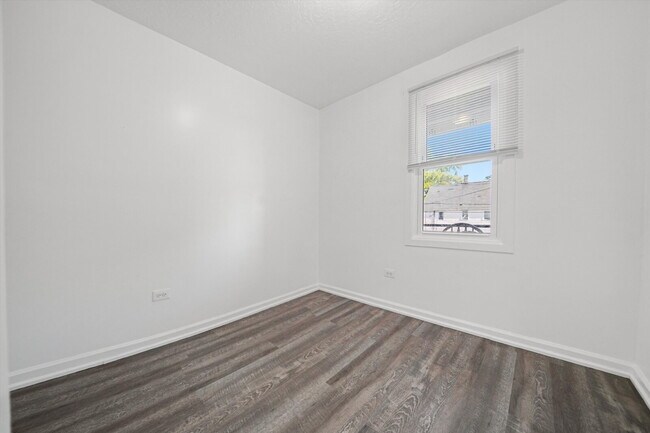 Building Photo - Freshly Renovated 4BR Apartment