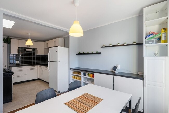 Building Photo - UPDATED LARGE BRIGHT 1800sf 3BR/2BA/1GR In...