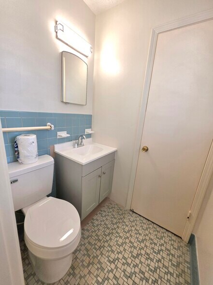 Half bath - 651 Ynestra Dr