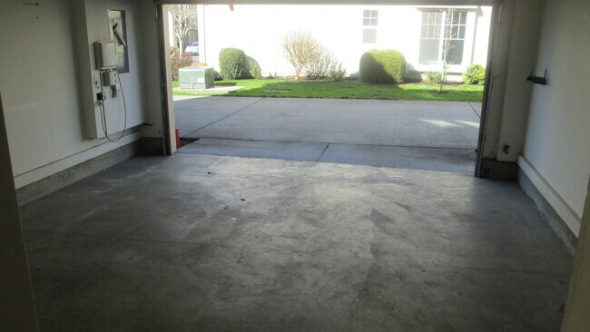 Building Photo - 17241 SW Pleasanton Ln
