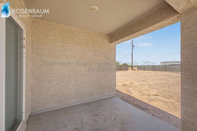 Building Photo - 3520 N La Paz Dr