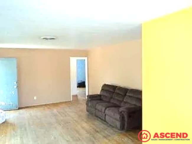 Building Photo - Comfortable 3BD/1BA Home in Bakersfield's 93304 — Gardener Included & Pets Welcome!