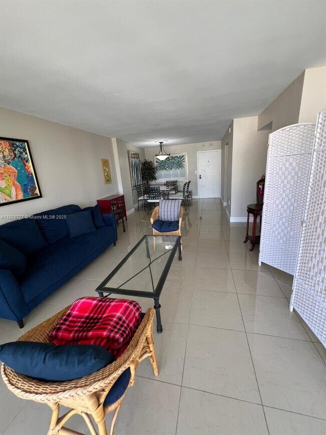 Building Photo - 1450 Brickell Bay Dr