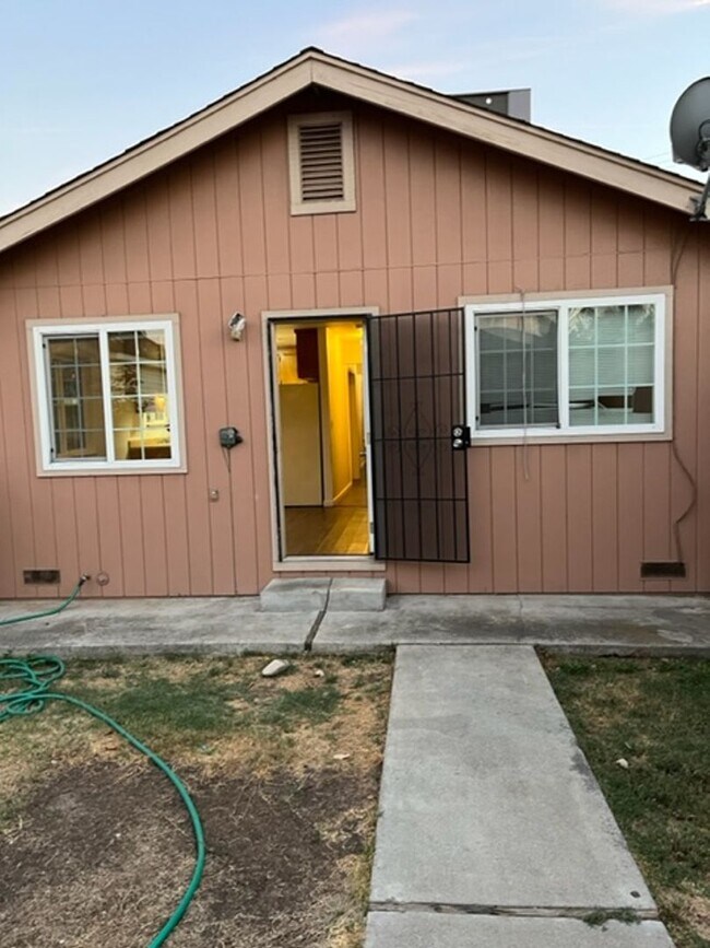 Building Photo - Single story 3 bedroom 2 bath home