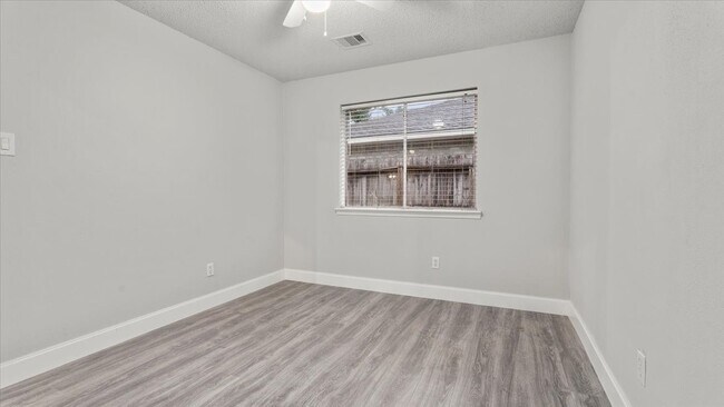 Building Photo - 10622 Highland Woods Dr