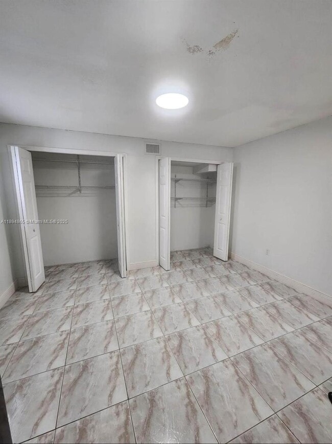 Building Photo - 627 E 45th St