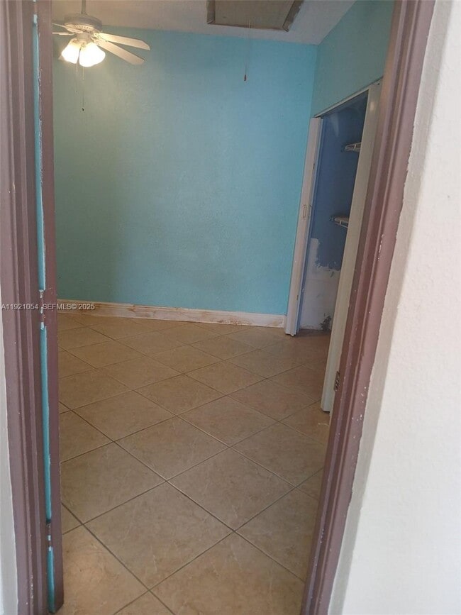 Building Photo - 5550 Lakewood Cir S