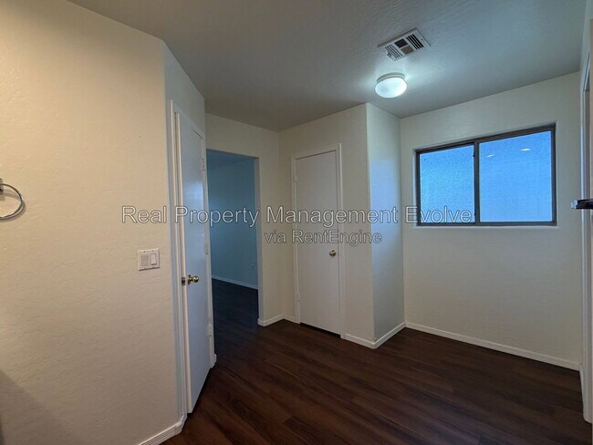 Building Photo - 6903 W Lawrence Ln