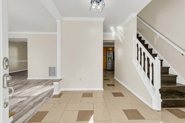 Building Photo - 121 Sully St