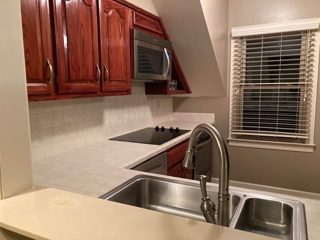 Building Photo - 3065 Green Fairway Cove N
