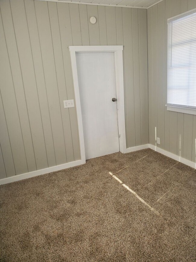 Building Photo - Nice Sized Yard