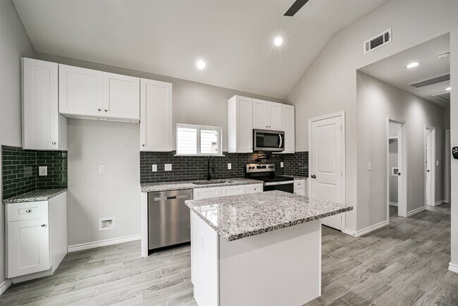 Building Photo - 16613 E Lynbrook