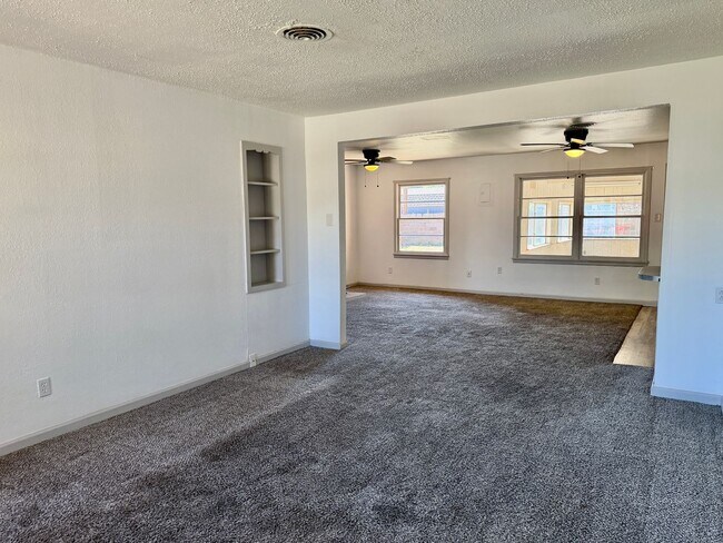 Building Photo - Adorable 3/1.5/1 in Great Location! Minutes from Tech and Hospitals!