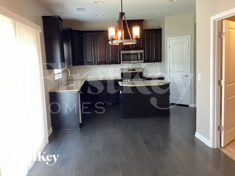 Building Photo - 2816 Bluestem Ln