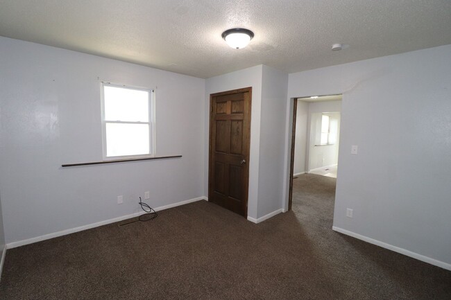 Building Photo - Spacious duplex for rent!