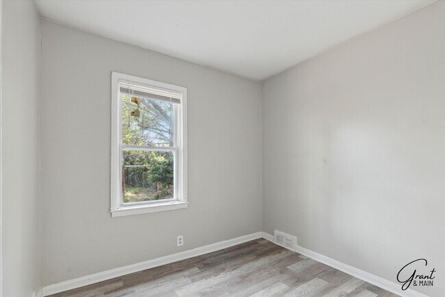 Building Photo - $1300 3 bedroom bungalow