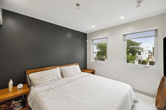 Building Photo - 2615 NE 213th St