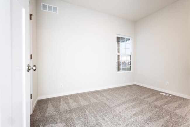 Building Photo - Beautifully Built 4 Bed Duplex!