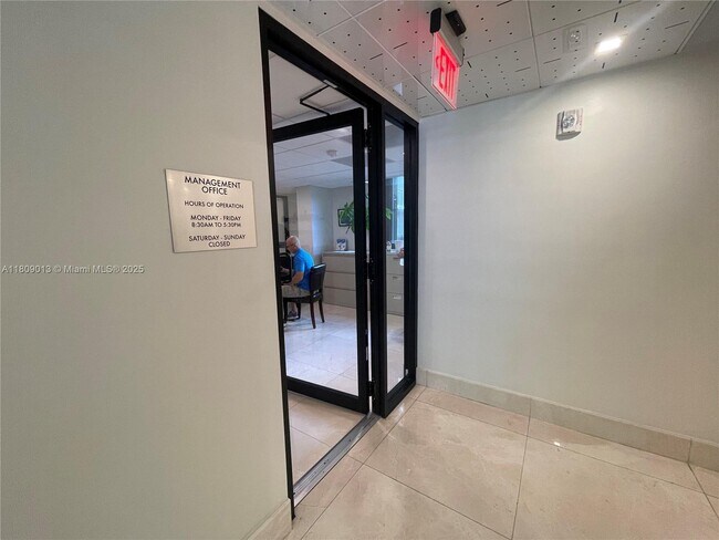 Building Photo - 540 Brickell Key Dr