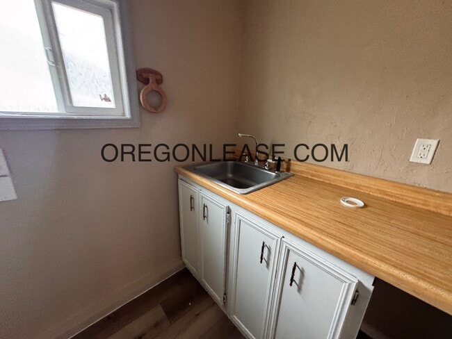 Building Photo - Large 5 bedroom North Eugene Home with lar...